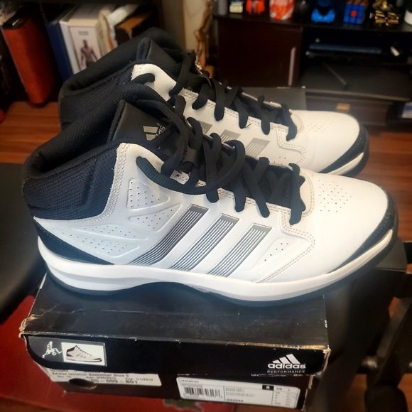 Adidas isolation basketball shoe size 9 - Picture 1 of 7